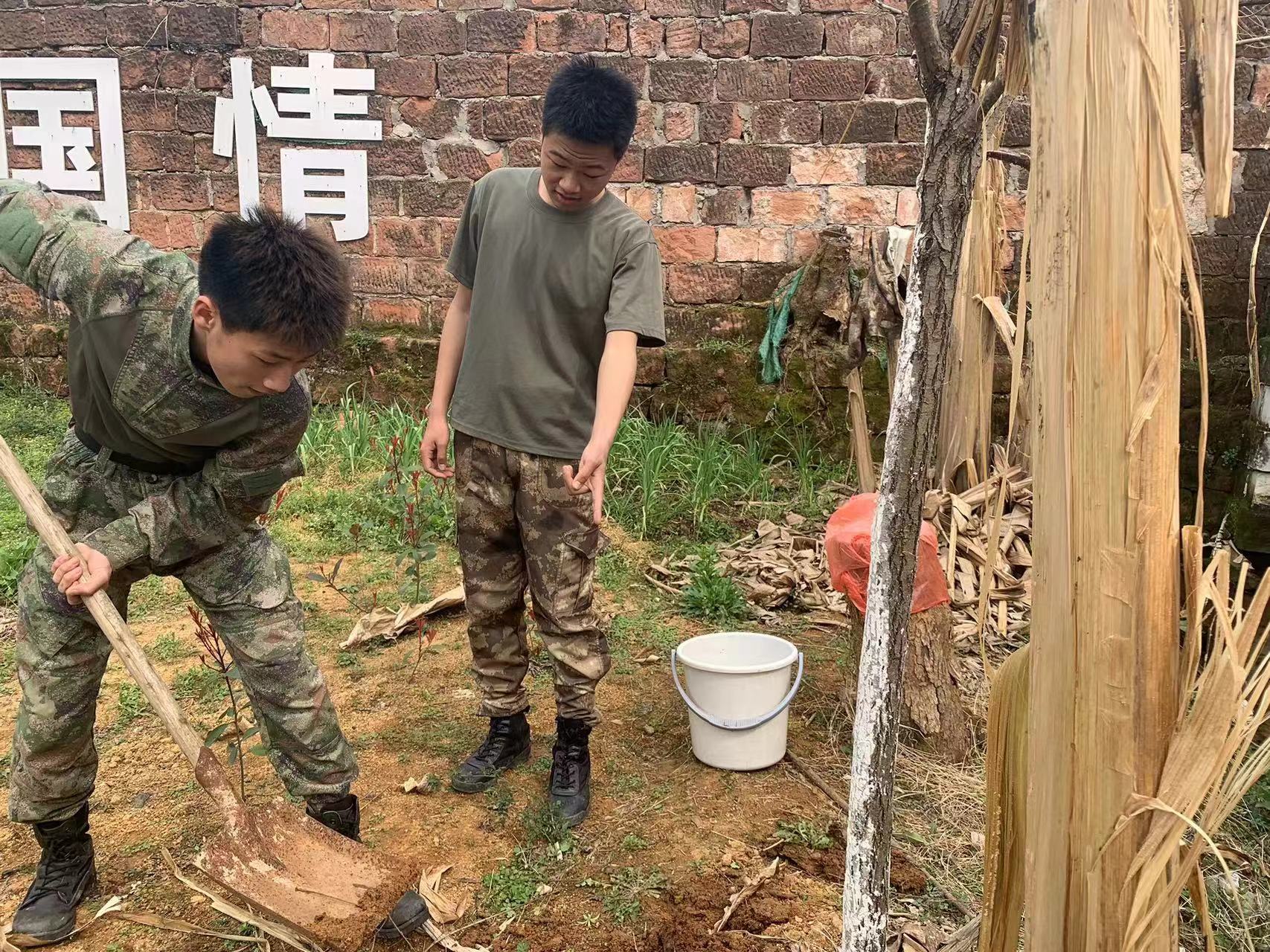 鷹潭九龍職業(yè)中專學(xué)校東望基地“揮鍬植綠，共建美麗校園“植樹節(jié)活動