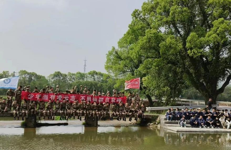 遠(yuǎn)足拉練，砥礪前行--東望教育集團(tuán)鷹潭九龍職業(yè)中等專業(yè)學(xué)校組織徒步二十公里拉練活動(dòng)